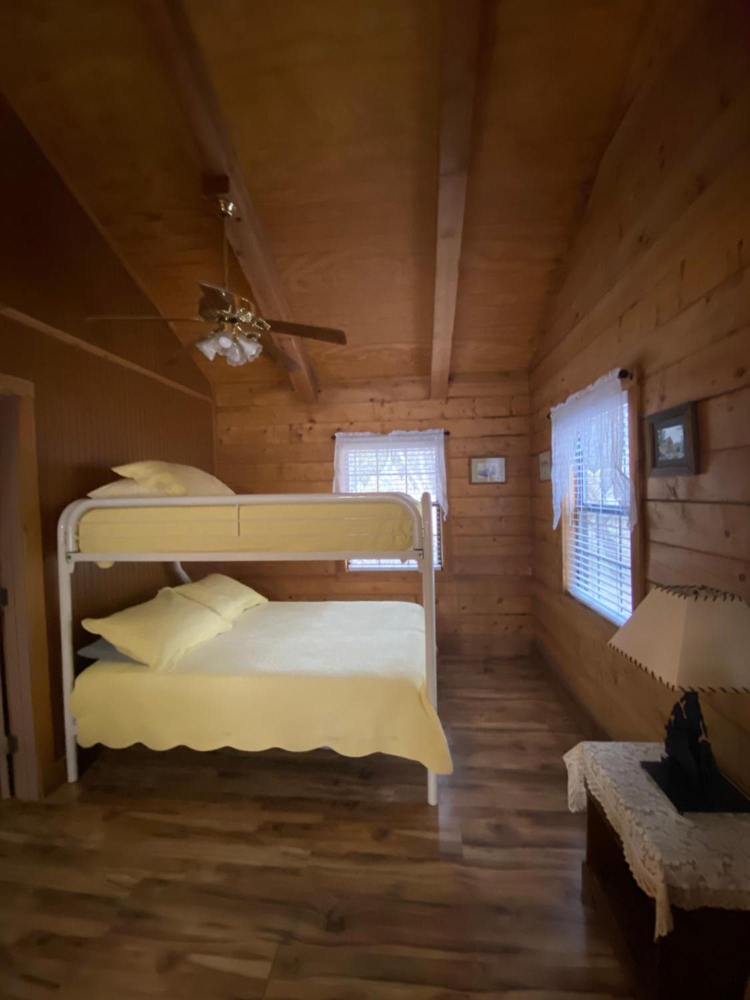 A Peace Of Heaven Cabins And Rv Vanderpool Exterior foto
