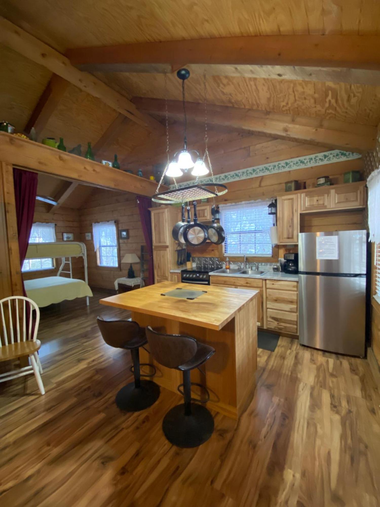 A Peace Of Heaven Cabins And Rv Vanderpool Exterior foto